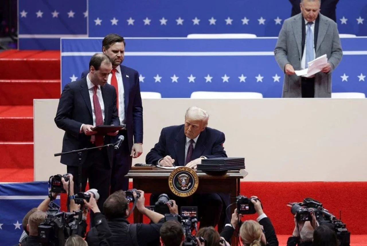 Donald Trump başkanlık koltuğuna oturur oturmaz Biden politikalarını sildi attı! İşte yeni kararlar ve tartışmalı adımlar - 10. Resim