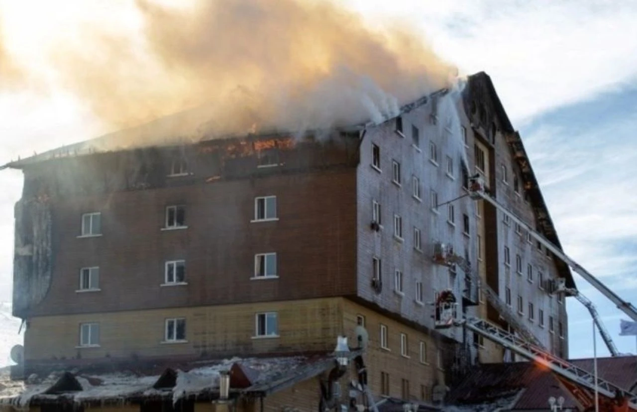 Berfu Yenenler, Bolu Kartalkaya yangıyla ilgili konuştu: Mete’nin sınıf arkadaşı ve ailesi öldü - 2. Resim