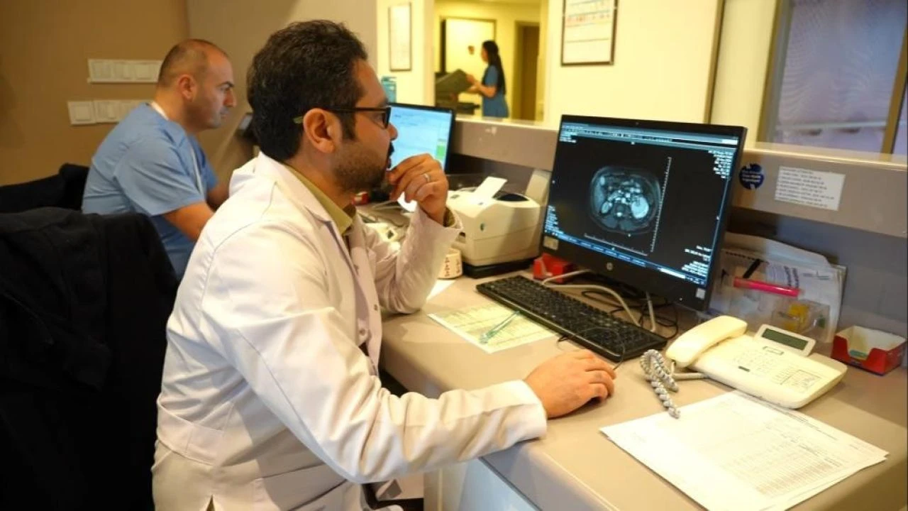 Halsizlik diye geçiştirmeyin... Hastaneye gitti, hayatının şokunu yaşadı - 2. Resim