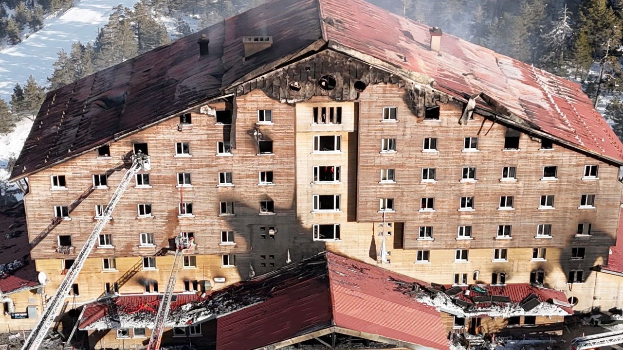 İnsanlar can verirken, kayak keyiflerini bölmemişlerdi! Şahan Gökbakar da isyan etti - 1. Resim