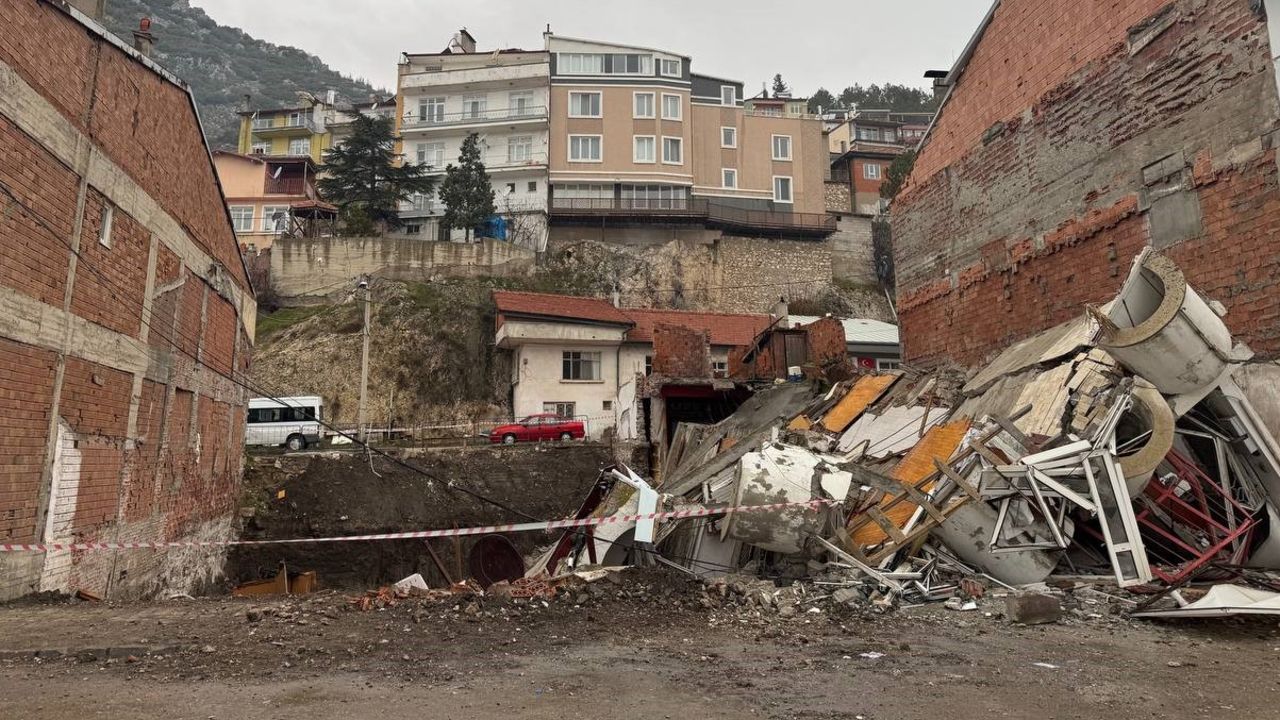 Isparta&#039;da facianın eşiğinden dönülmüştü! Enkaz önünde altın nöbeti