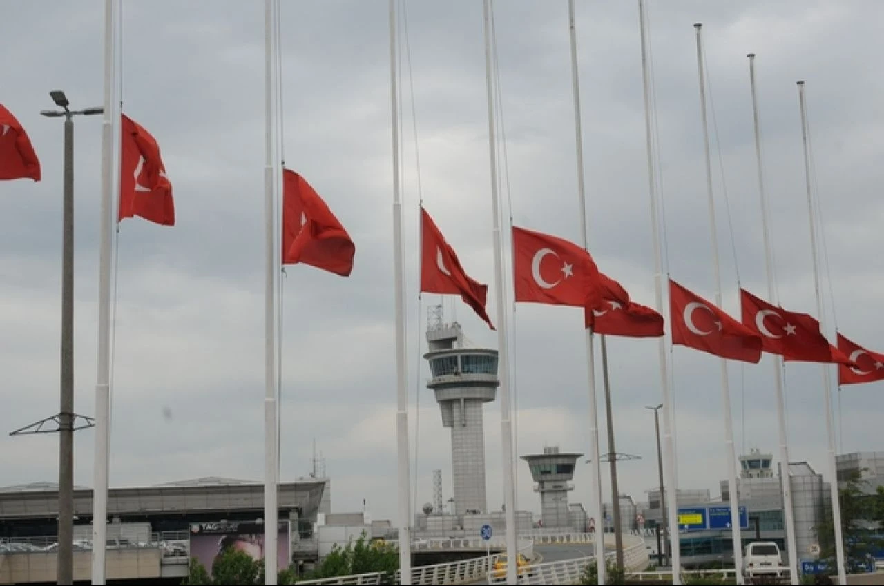 Milli yasta bayraklar yarıya indirilir mi? Bolu Kartalkaya faciası nedeniyle milli yas ilan edildi - 2. Resim