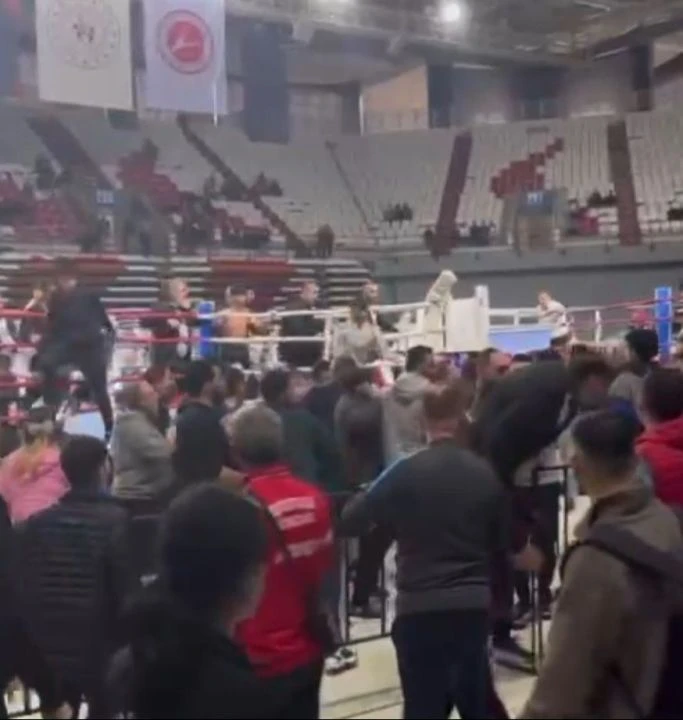 Antalya'da kick boks maçında ortalık savaş alanına döndü! - 2. Resim