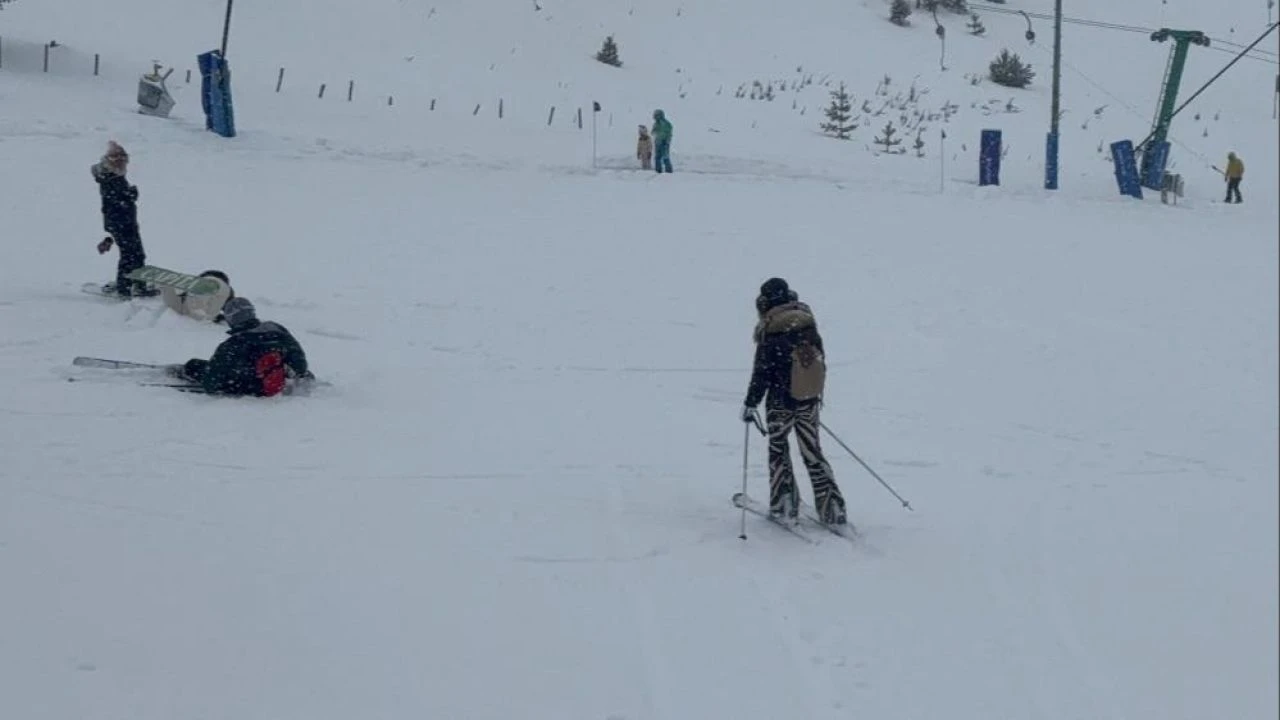 Bolu'daki otel faciasından sonra tepki çekmişti! Tatilciler kayak keyfi devam ediyor - 3. Resim