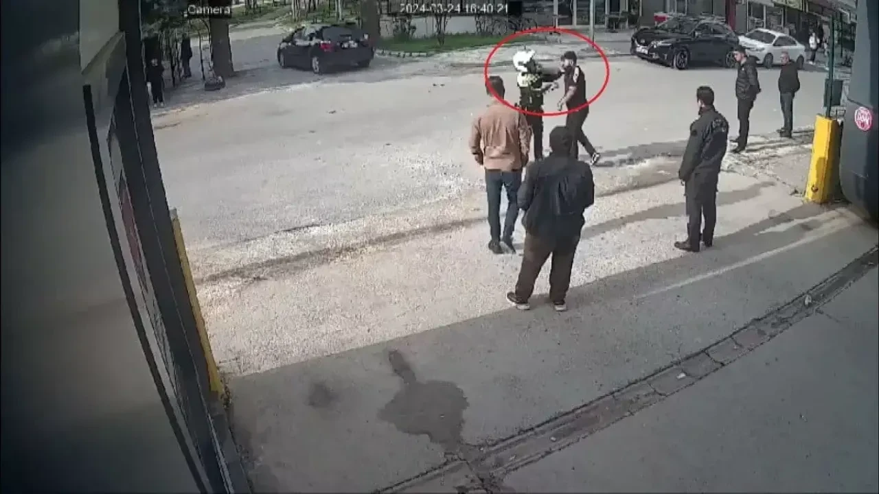 Cumhurbaşkanı Erdoğan trafikte tartışarak aracından inenlerin ehliyetlerine ne olacağını açıkladı - 1. Resim