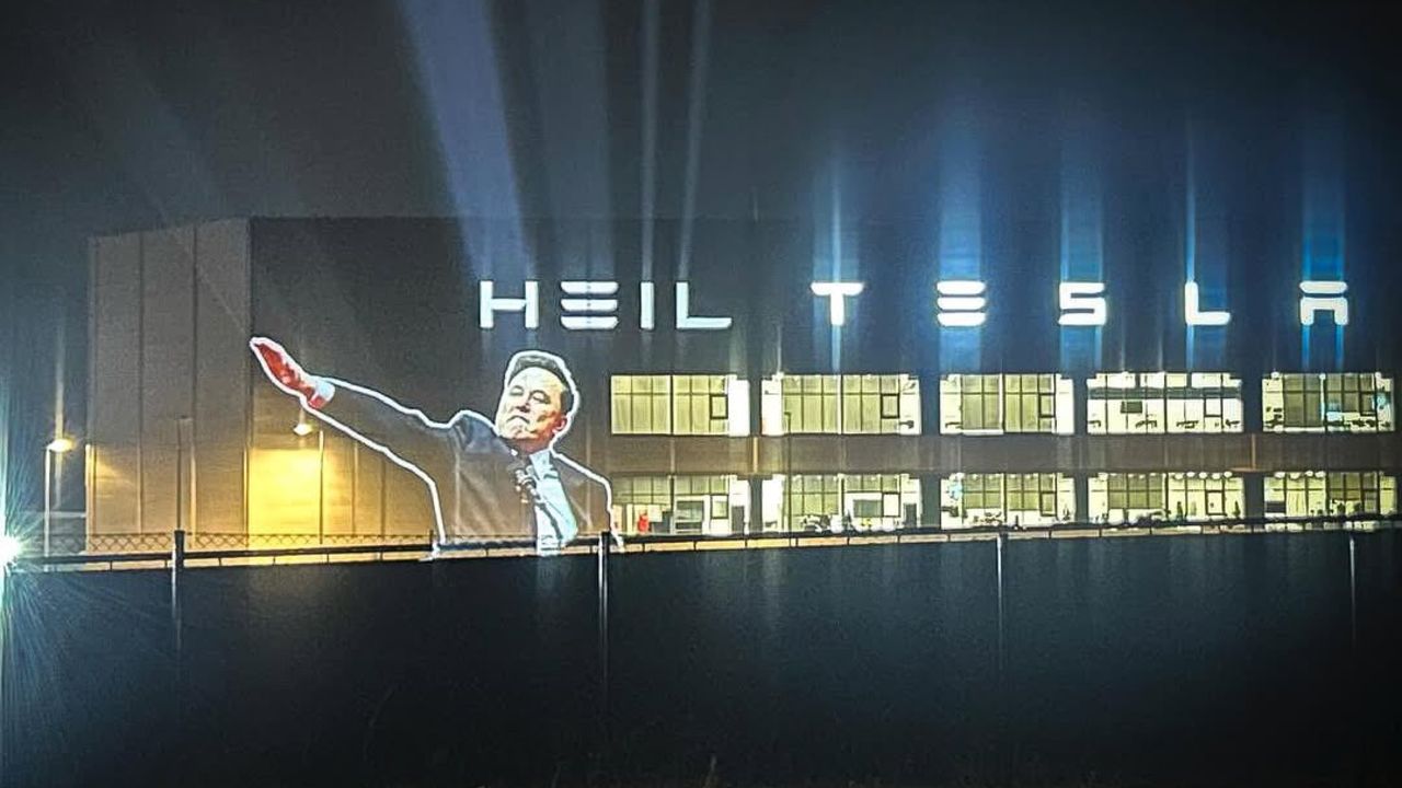 Elon Musk&#039;ın Hitler selamı ile Tesla boykotu çağrısı! Dev fabrikanın duvarına yansıttılar