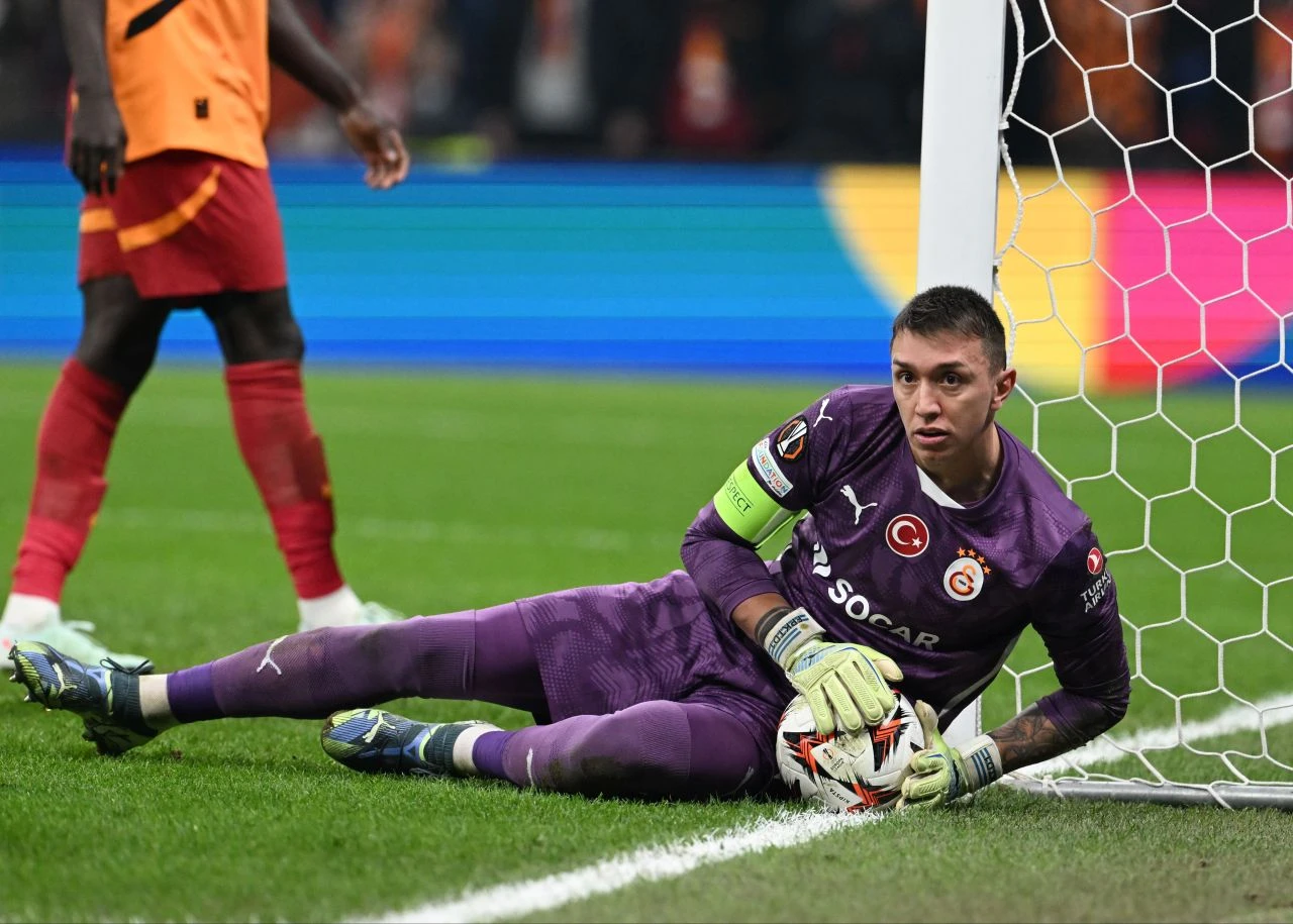 Fernando Muslera'nın gözyaşları! Islıklı protesto sonrası hüngür hüngür ağladı - 3. Resim