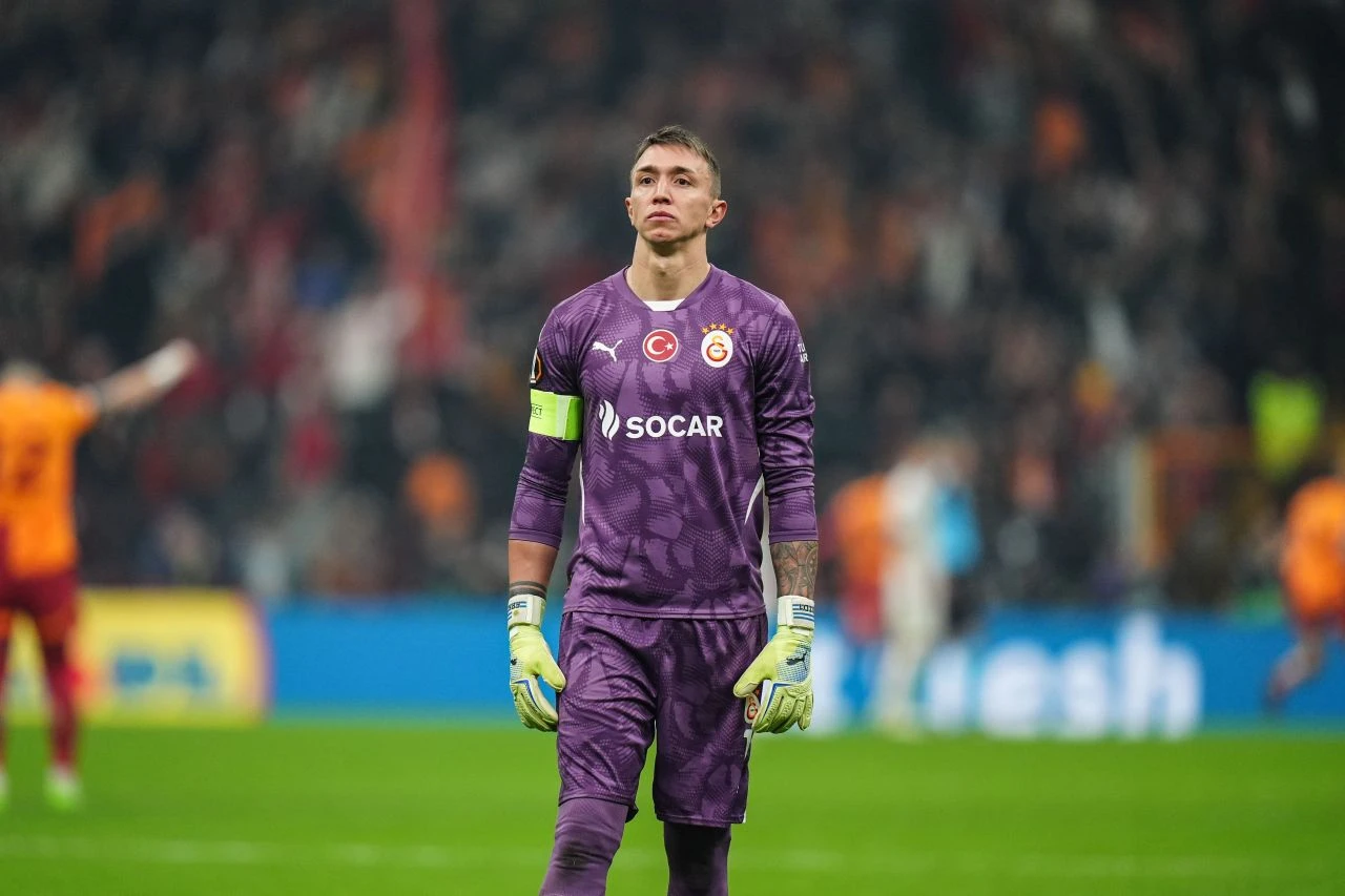 Fernando Muslera'nın gözyaşları! Islıklı protesto sonrası hüngür hüngür ağladı Fernando Muslera'nın gözyaşları! Islıklı protesto sonrası hüngür hüngür ağladı - 1. Resim