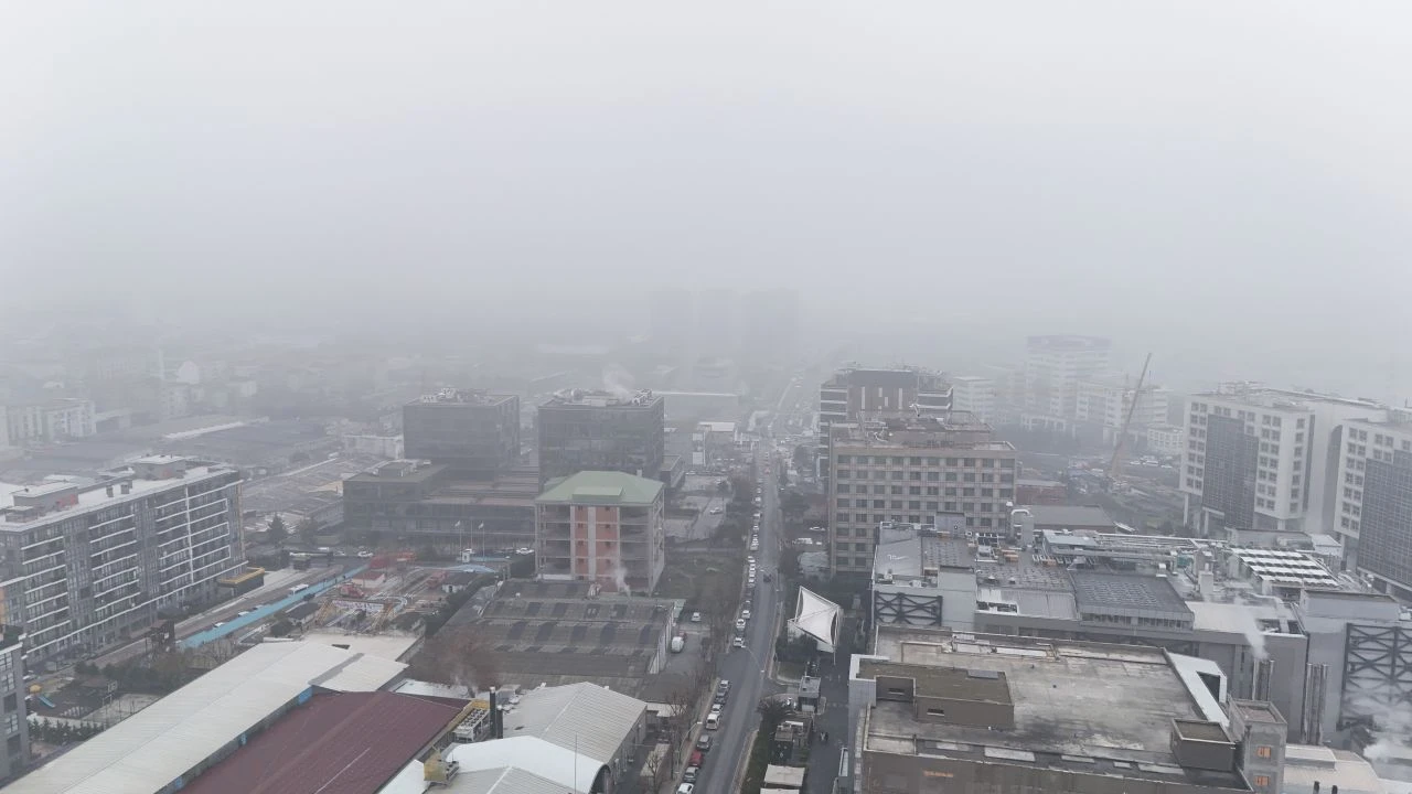 İstanbul güne yoğun sis ve kokuyla uyandı! Vatandaşları tedirgin eden uyarı: "Evden çıkmayın!" - 1. Resim