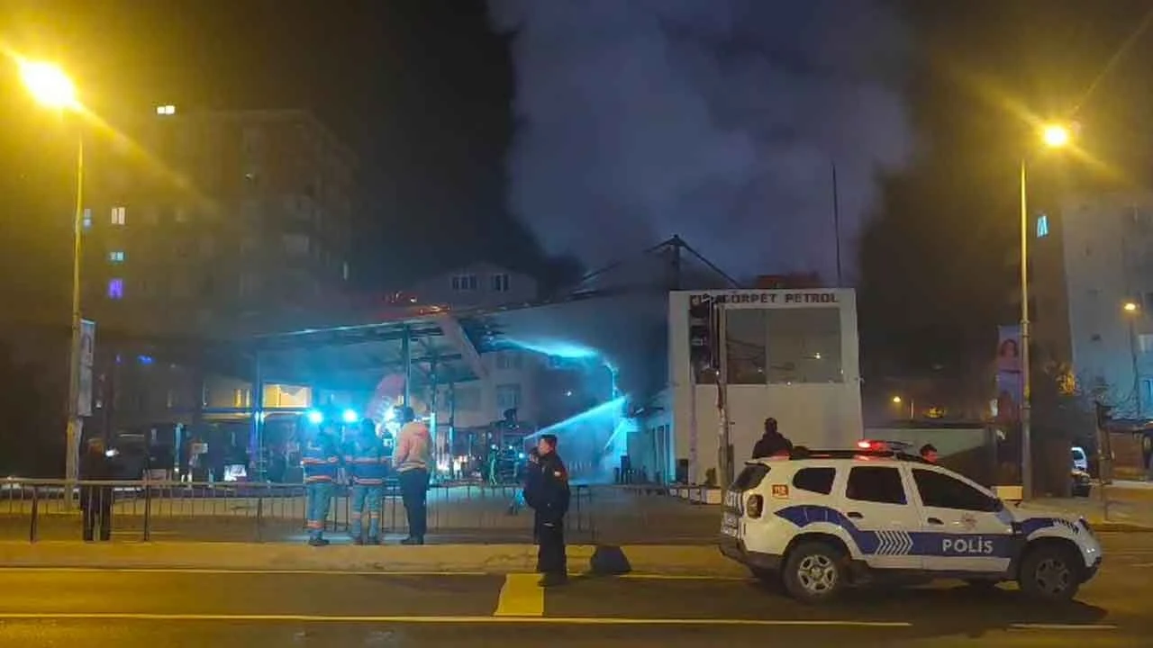 Ümraniye'de sıcak saatler: Akaryakıt istasyonunda yangın!  - 1. Resim