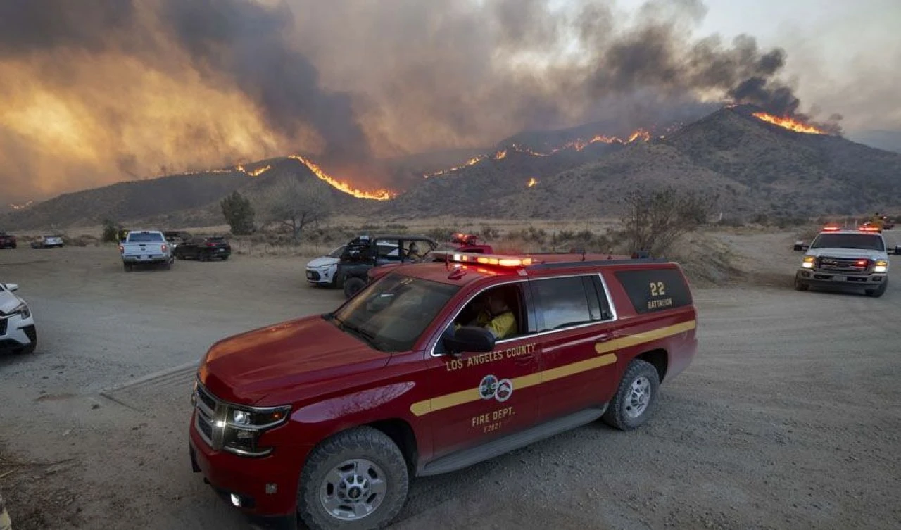 ABD'nin başı afetlerle belada! Bir yanda yangın bir yanda kar fırtınası: Can kaybı artıyor