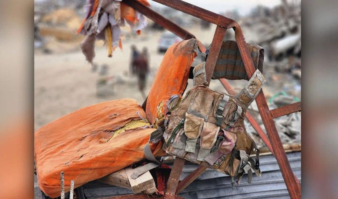 Dünya gündemine damga vuran anlardı! Hamas lideri Yahya Sinvar'ın ölürken oturduğu koltuk ve askeri yeleği - 2. Resim