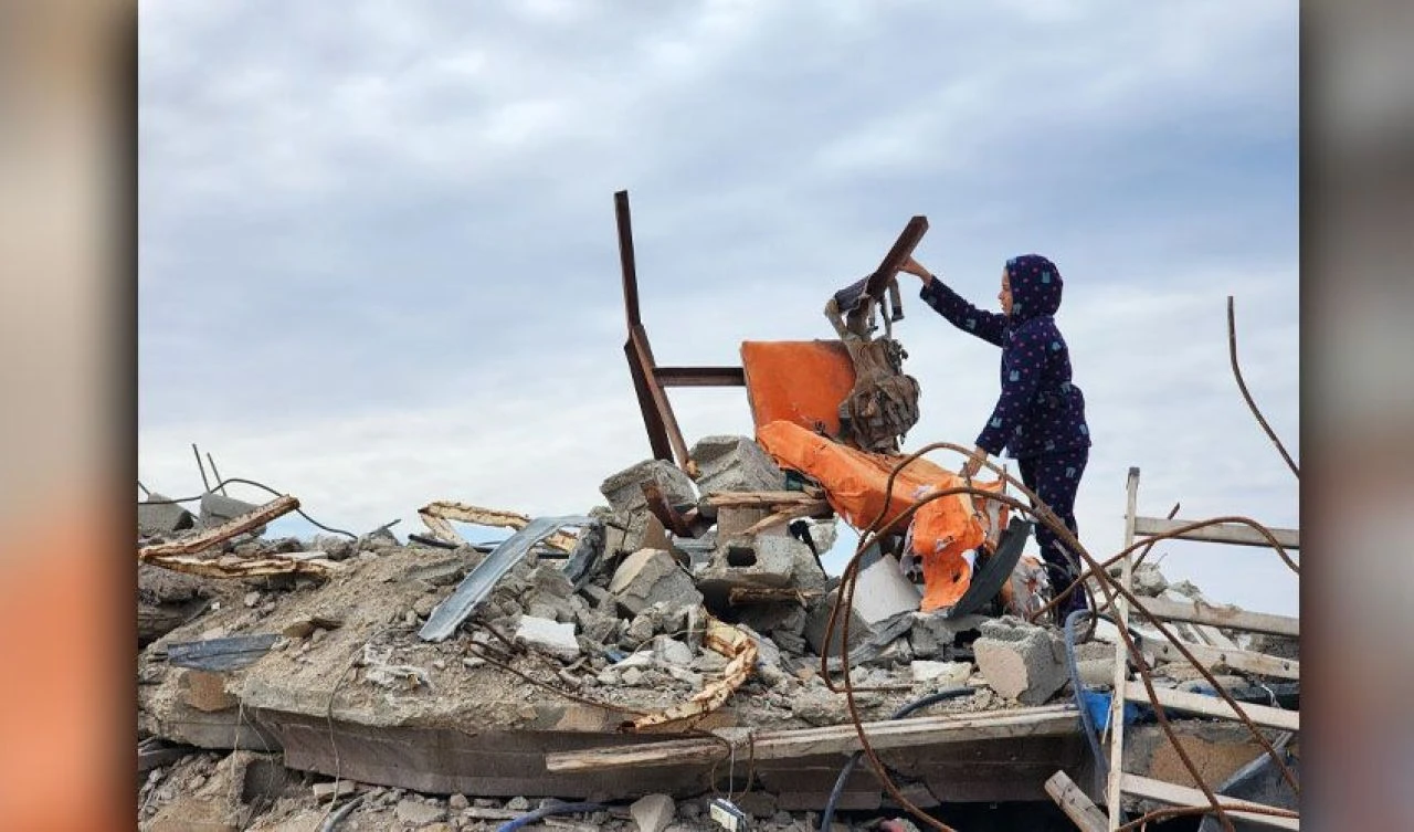 Dünya gündemine damga vuran anlardı! Hamas lideri Yahya Sinvar'ın ölürken oturduğu koltuk ve askeri yeleği - 3. Resim