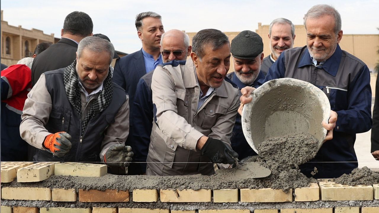 İran lideri Mesud Pezeşkiyan işçi tulumunu giydi, Türkçe atasözüyle örnek verdi