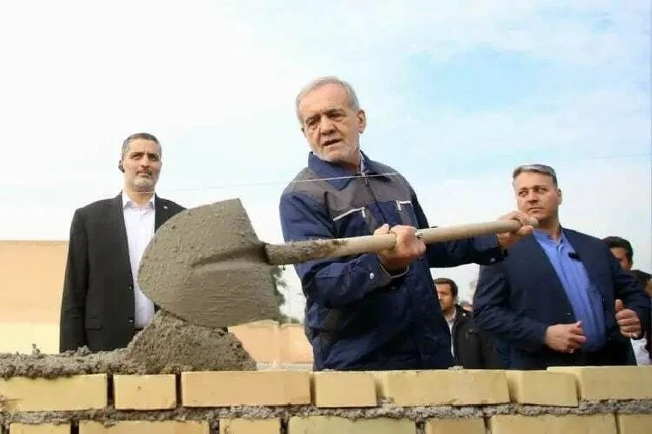 İran lideri Mesud Pezeşkiyan işçi tulumunu giydi, Türkçe atasözüyle örnek verdi - 1. Resim