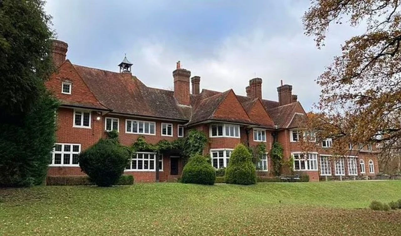 Osmanlı torununun evinde Adele sadece 6 ay kaldı o günden beri lüks malikane satılamıyor - 1. Resim