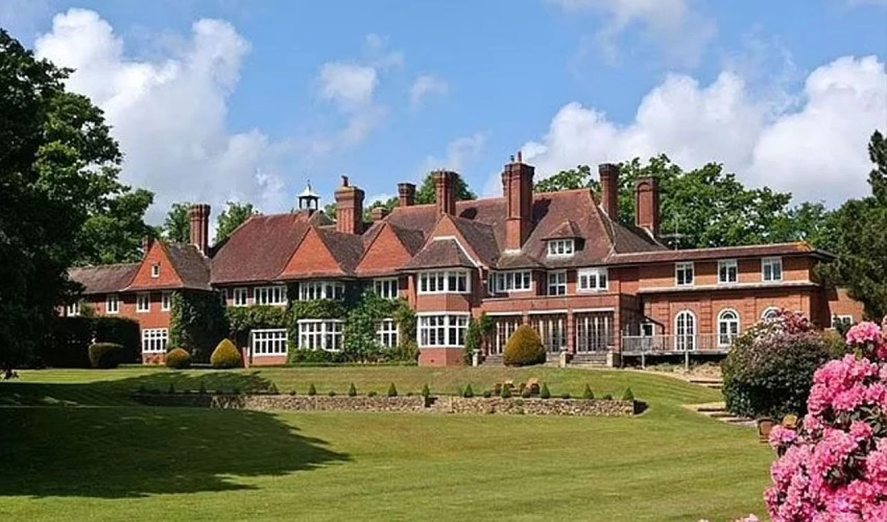 Osmanlı torununun evinde Adele sadece 6 ay kaldı o günden beri lüks malikane satılamıyor - 4. Resim