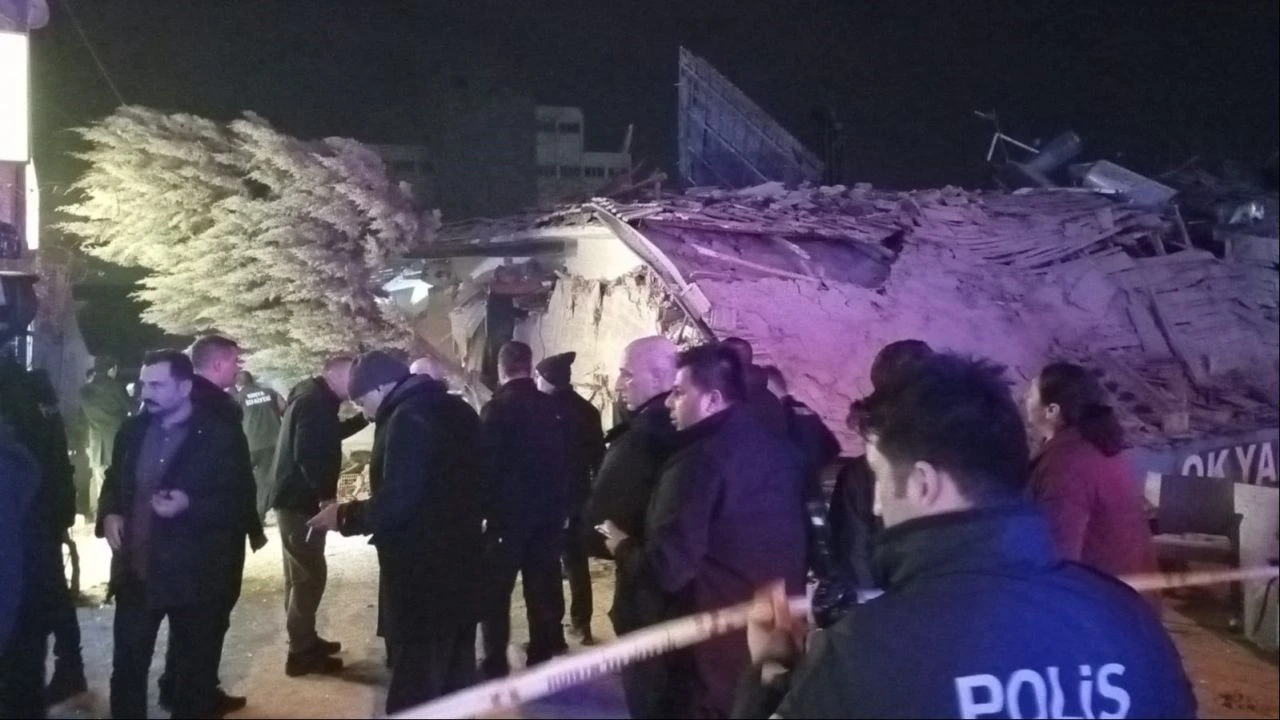 Son dakika | Konya'da 4 katlı bina çöktü, enkaz altında kalanlar var - 1. Resim