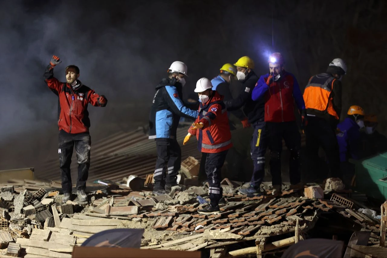 Son dakika | Konya'da 4 katlı bina çöktü, enkaz altında kalanlar var - 3. Resim