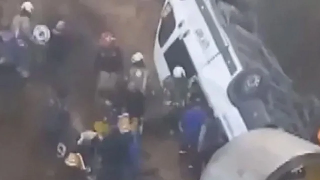 Son dakika | Tuzla'da servis minibüsü şarampole yuvarlandı: Çok sayıda yaralı var - 2. Resim