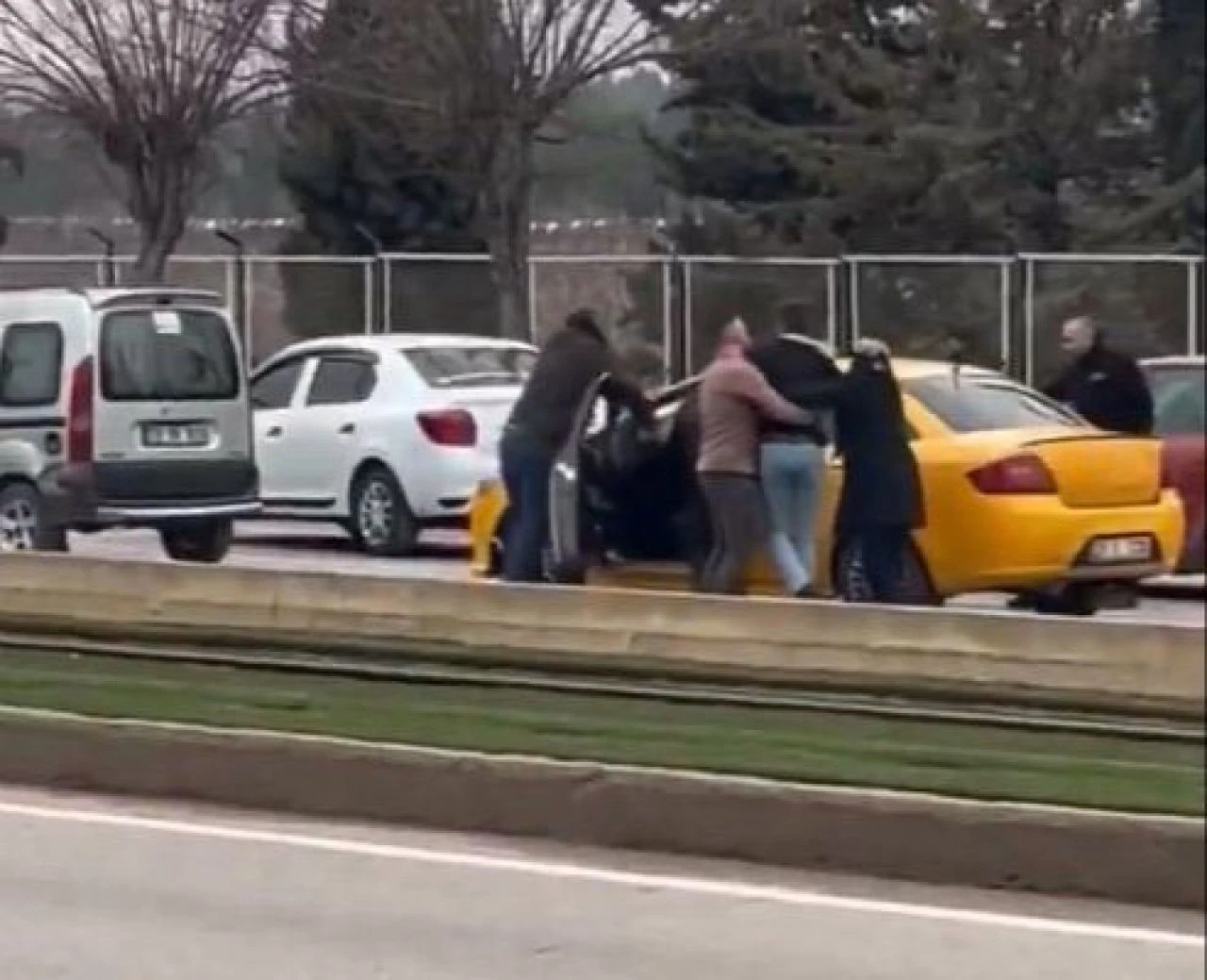 Taksiciye dehşeti yaşattılar! Trafik tartışmasında öldüresiye dayak - 1. Resim