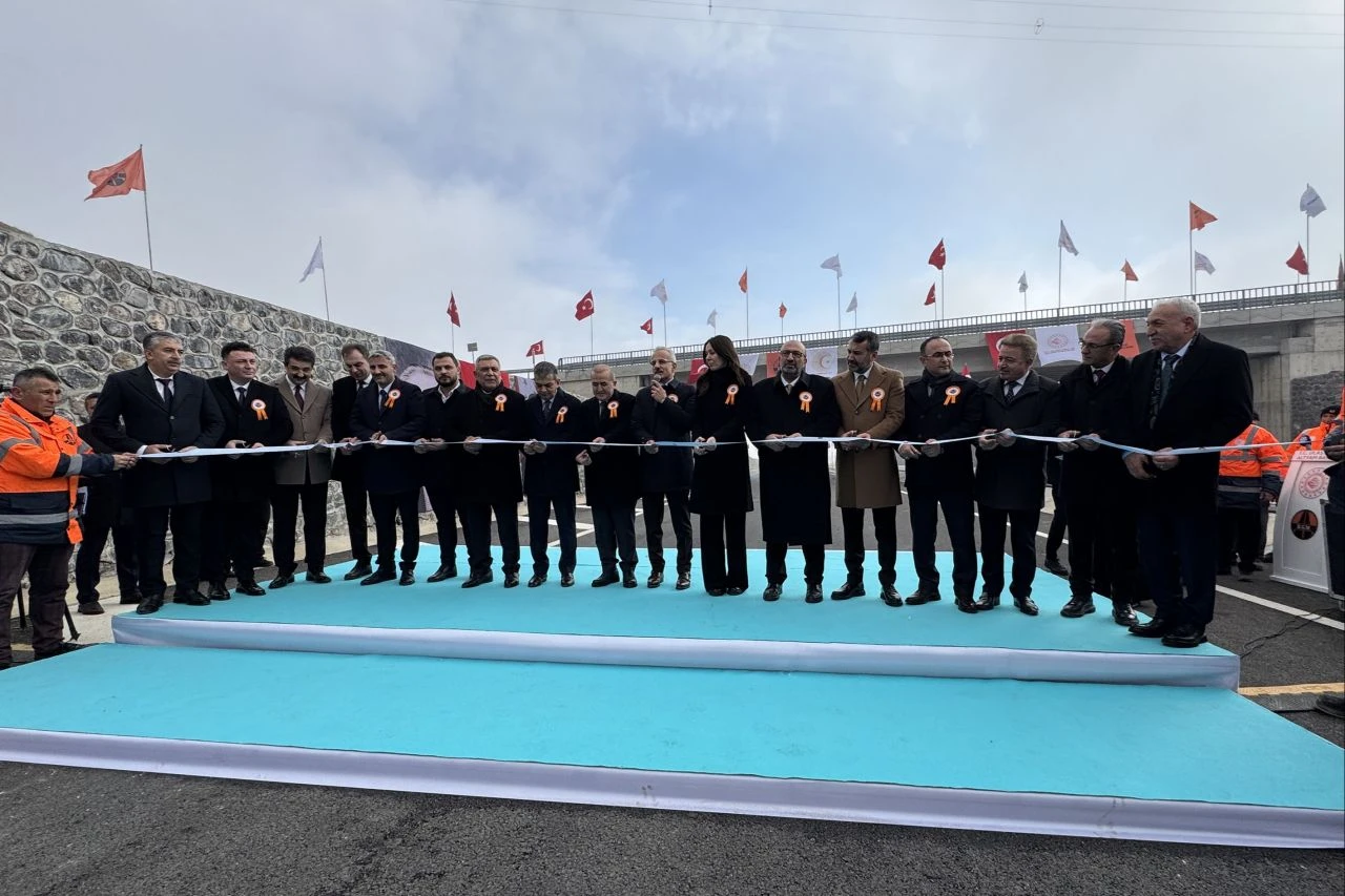 Bakan Uraloğlu açıkladı! Elazığ-Harput yolu trafiğe açıldı: Süre 8 dakikaya düştü - 2. Resim