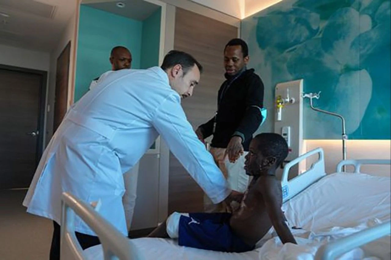 Boynu yanan çocuğun çenesi gövdesine yapıştı! Kafasını bile kaldıramıyordu - 3. Resim