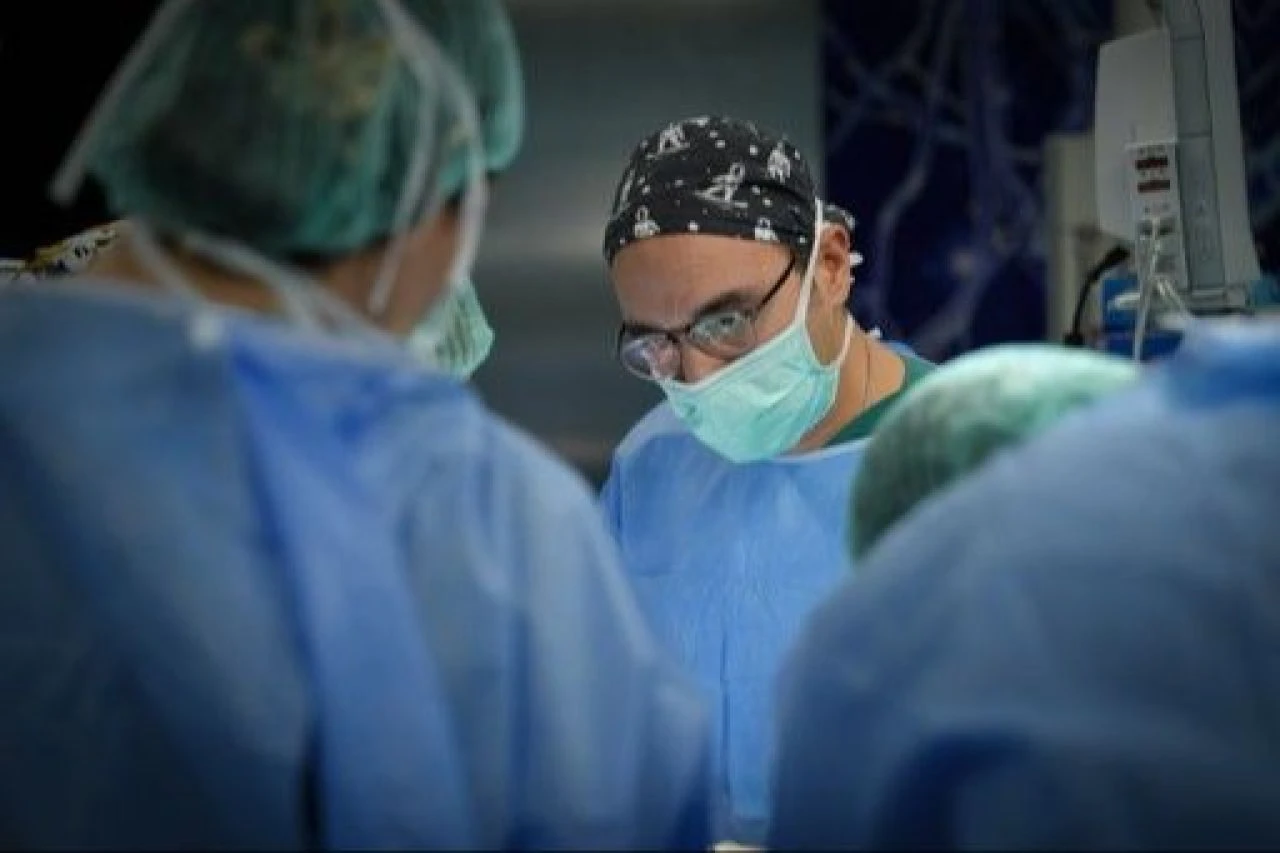 Boynu yanan çocuğun çenesi gövdesine yapıştı! Kafasını bile kaldıramıyordu - 2. Resim