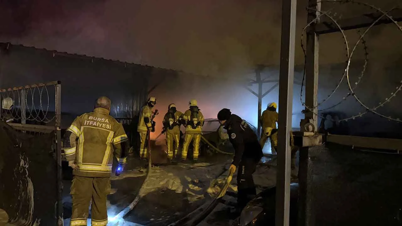 Bursa'da oto galeride yangın: Araçlar küle döndü