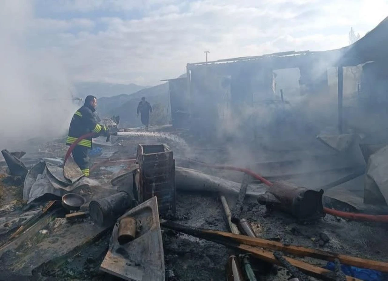 Kahramanmaraş'ta korkutan yangın! İşçilerin kaldığı konteyner alevler içinde kaldı - 1. Resim
