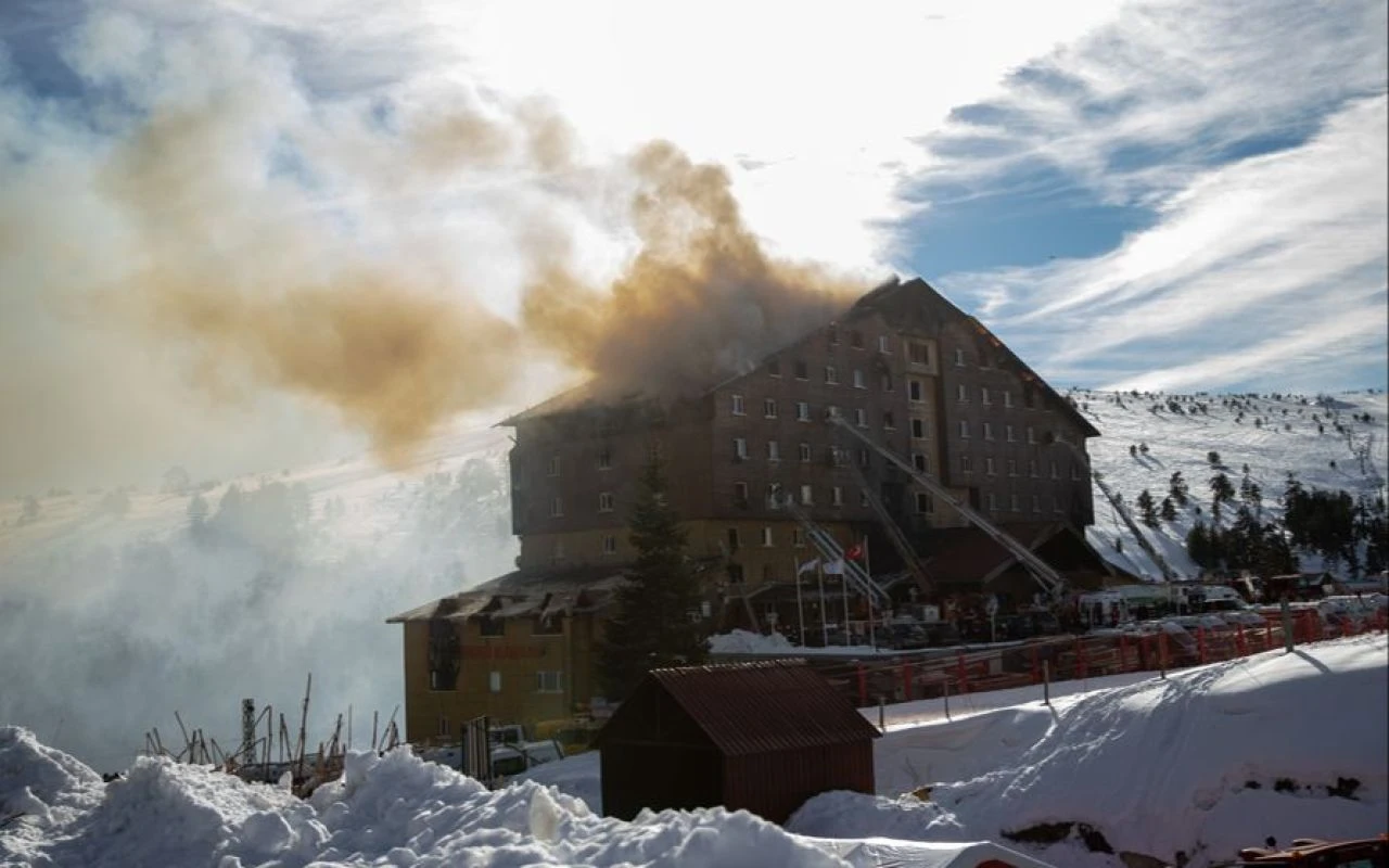 Kartalkaya'nın ardından bu sefer de Uludağ'da otel yangını! Ekipler alarma geçti - 1. Resim