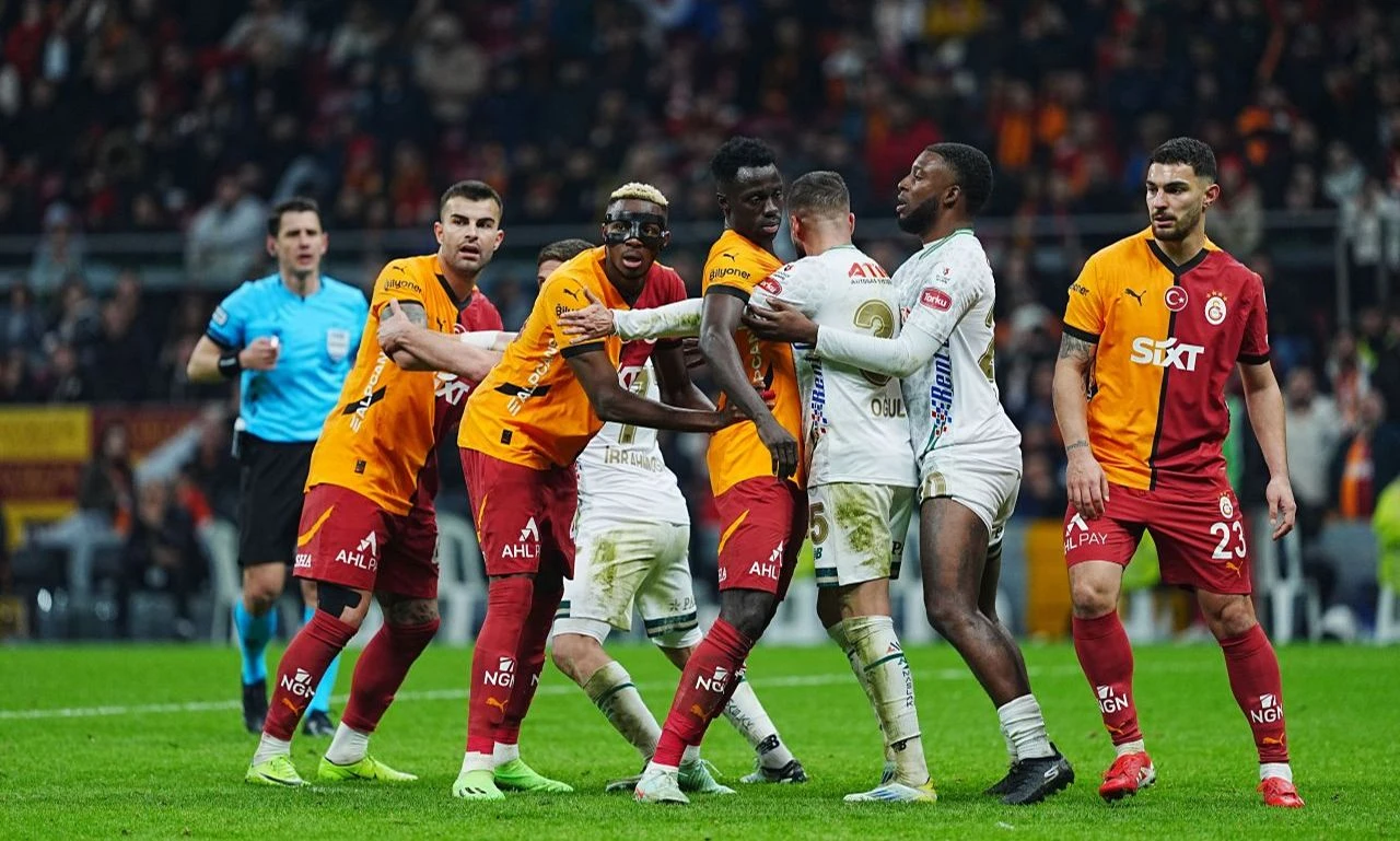 Serdar Ali Çelikler'den Galatasaray'ın futboluna sert yorum: Top falan oynamıyorlar! - 1. Resim