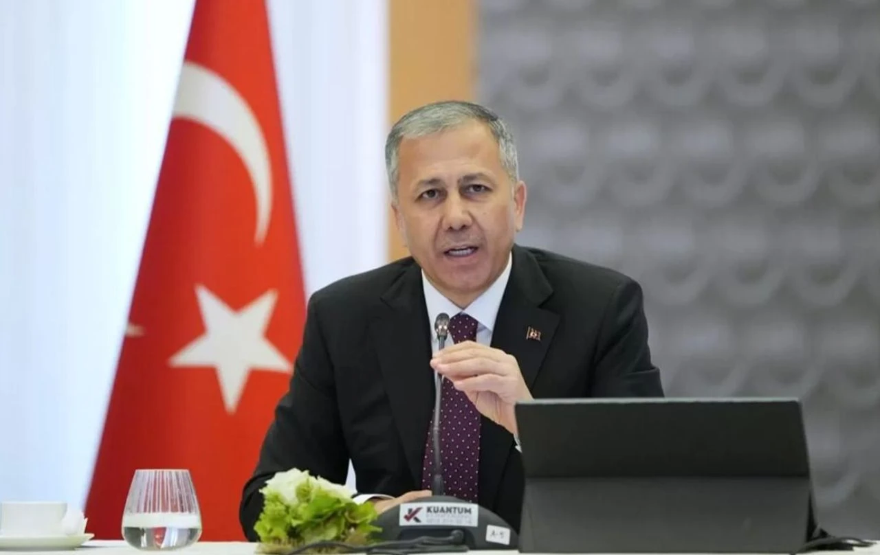 Bakan Yerlikaya'dan otobüsü sıkıştıran magandalarla ilgili paylaşım: Gereği yapıldı - 2. Resim