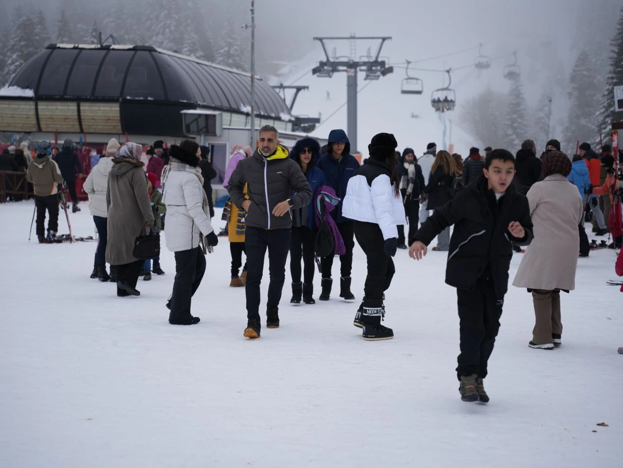 Ilgaz Dağı akına uğradı, yoğunluk böyle görüntülendi: Kayak tutkunları doyasıya eğleniyor - 2. Resim