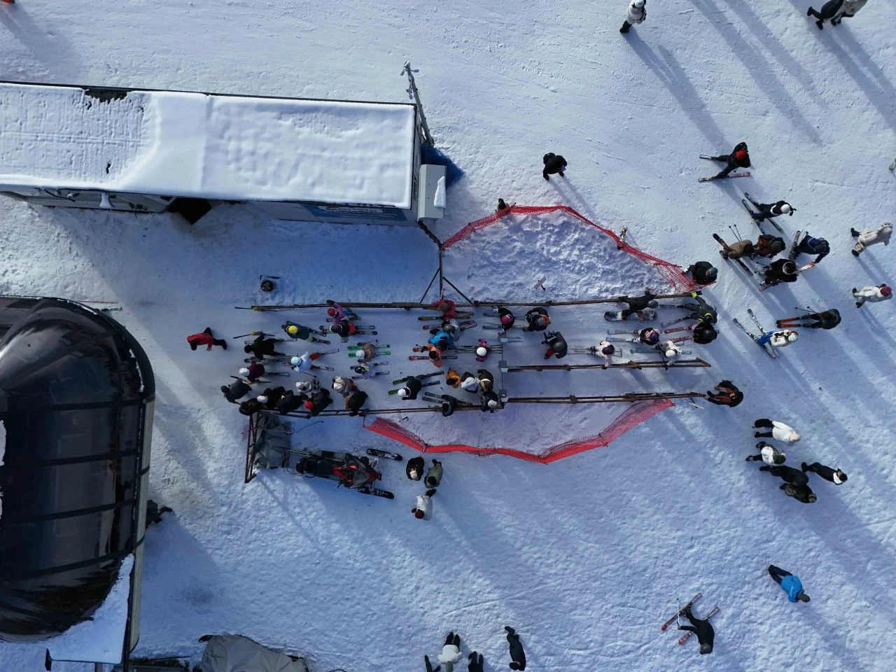 Ilgaz Dağı akına uğradı, yoğunluk böyle görüntülendi: Kayak tutkunları doyasıya eğleniyor - 1. Resim