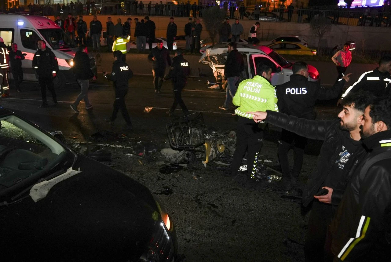 İstanbul'da korkunç zincirleme kaza! Tek ölen motosiklet sürücüsü, 9 da yaralı var