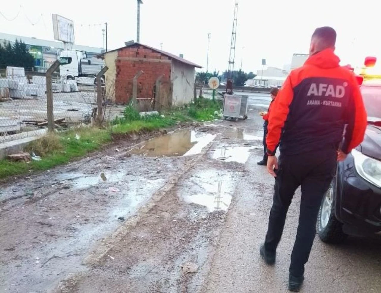 Yalova'da rögardan fışkıran mavi suyun gizemi çözüldü! Valilik sebebini açıkladı - 2. Resim