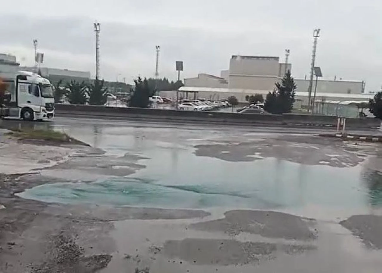 Yalova'da rögardan fışkıran mavi suyun gizemi çözüldü! Valilik sebebini açıkladı - 1. Resim