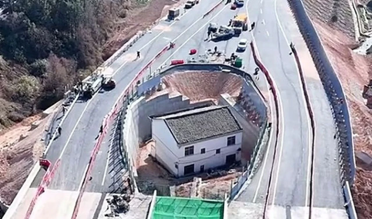 İnat etti, parayı kabul etmedi, şimdi bin pişman! Evi otoyolun ortasında kalakaldı - 1. Resim