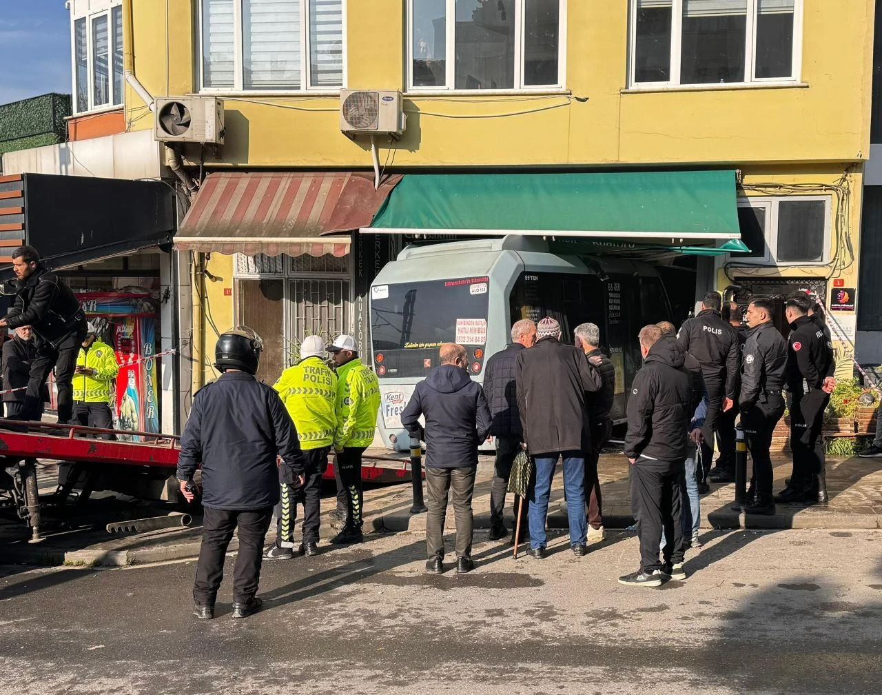 Kartal'da feci kaza! Yolcu minibüsü kuaför dükkanına daldı! Yaralılar var - 1. Resim