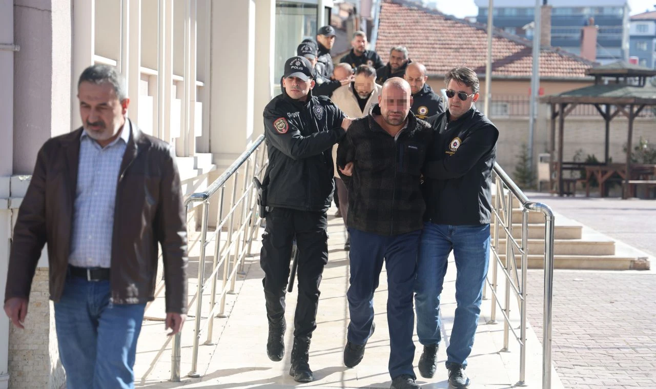 Konya'da çöken binaya ilişkin 6 kişi tutuklandı!