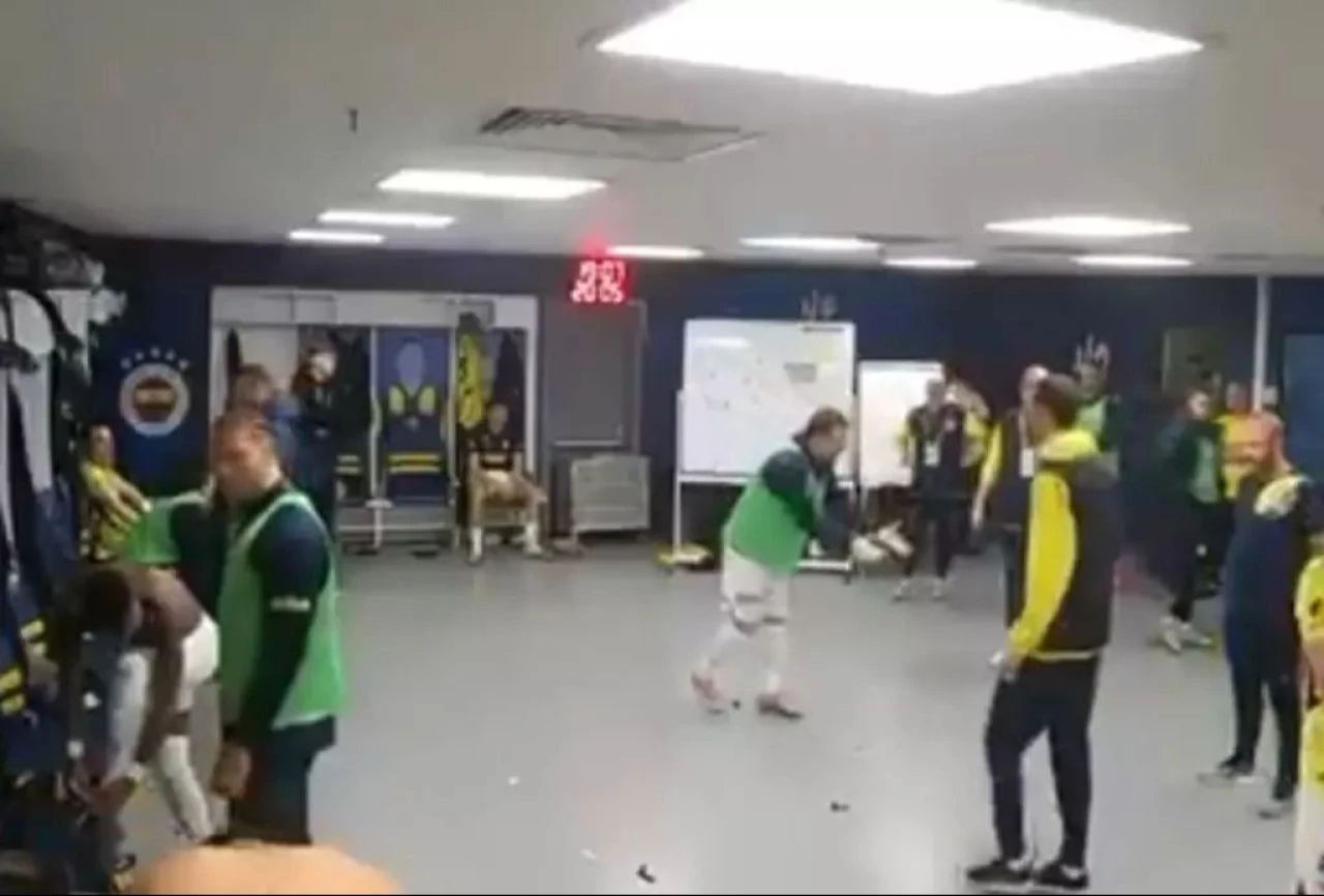 Mert Hakan Yandaş yine olay oldu! Soyunma odasında şaşırttı, Fenerbahçe o anları paylaştı - 1. Resim