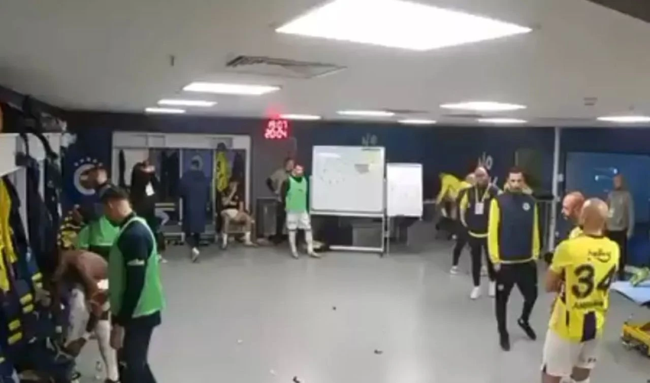 Mert Hakan Yandaş yine olay oldu! Soyunma odasında şaşırttı, Fenerbahçe o anları paylaştı - 2. Resim