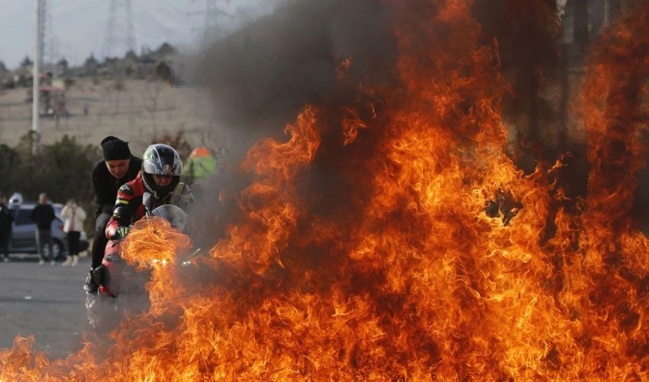 Riskli sahnelerin başrolleri kadın dublörler yetenekleriyle hayran bıraktılar! İşte o adrenalin dolu anlar - 9. Resim