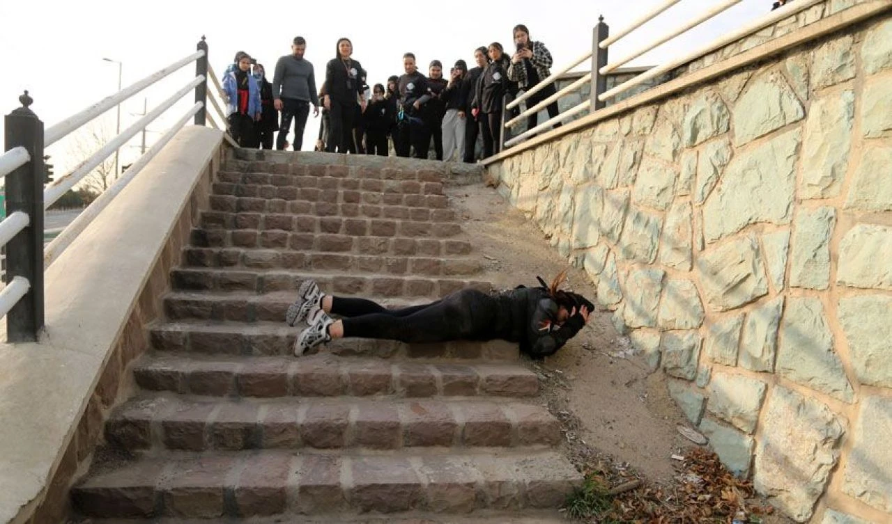 Riskli sahnelerin başrolleri kadın dublörler yetenekleriyle hayran bıraktılar! İşte o adrenalin dolu anlar - 5. Resim