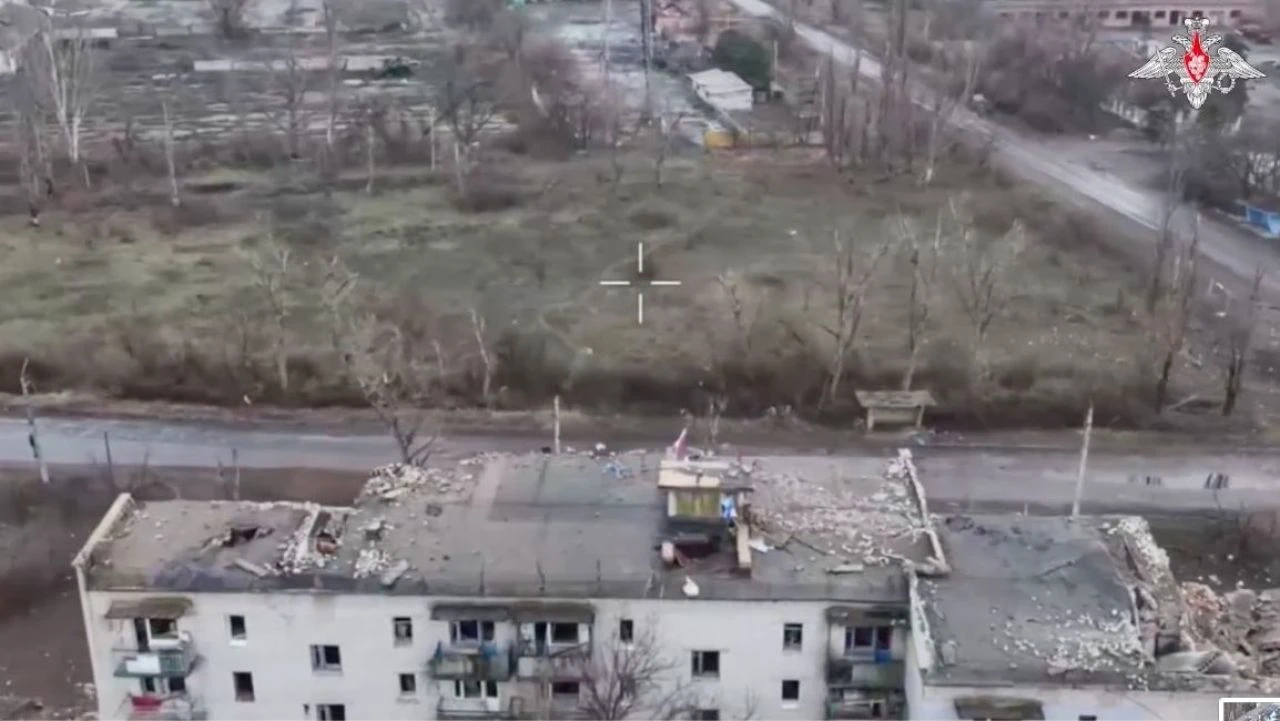 Ukrayna'da iki kritik nokta Ruslara geçti! Bayrak dikip görüntüleri paylaştılar - 1. Resim