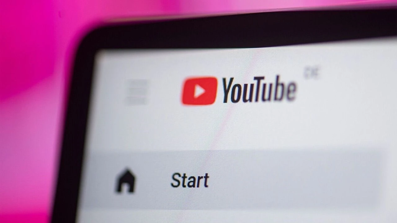 YouTube&#039;dan saç baş yolduran uygulama: Ücretsiz kullanıcılara 1 saatlik atlanamayan reklam!