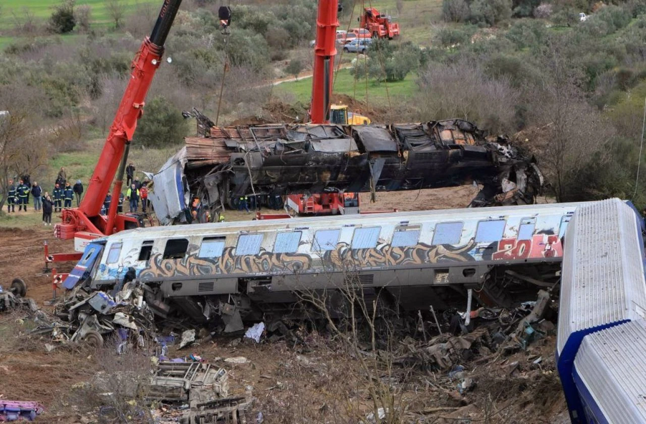 Yunanlar derin acıyı unutmuyor! Tempi tren kazası için ülke ayağa kalktı - 1. Resim
