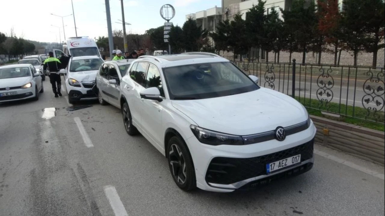 Çanakkale Belediye Başkanı Muharrem Erkek trafik kazası geçirdi