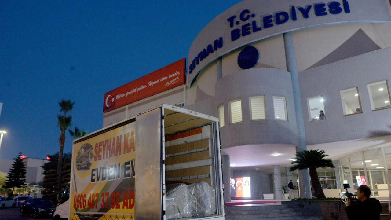 CHP'li Seyhan Belediyesi'ne haciz geldi! Eşyalarına el konuldu 